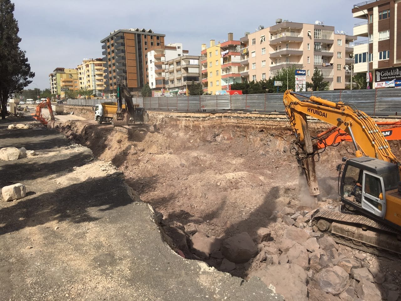Şanlıurfa -Akçakale Devlet Yolu Km:5+500-38+250 Arası ile (Şanlıurfa-Akçakale) Ayr.-Harran Yolu Km:0+000- 10+000 Kesiminin Yapım İşi